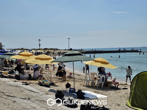 제주도가 연이은 비계 삼겹살 논란에 이어 이번에는 제주 유명 해수욕장에서 평상 갑질 논란이 불거지면서 제주 관광이미지는 '바가지 블랙홀에 빠졌다.[사진=국제뉴스 제주본부 DB]