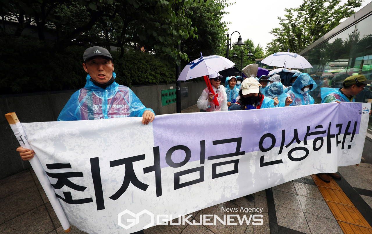 (서울=국제뉴스) 청소노동자 및 공공운수노조 조합원들이 18일 서울역 인근에서 열린 ‘올려라 최저임금! 보장하라 실질임금’ 노동자 한마당을 마친 뒤 행진하고 있다./사진=이용우기자