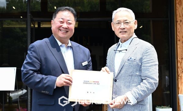 (사진 제공=파주시) 간담회에서 김경일 시장(왼쪽)이 유인촌 문화체육관광부장관에게 건의사항을 전달하고 있다