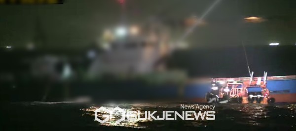 제주해양경찰서는 오늘(14일) 저녁 9시 15분경 차귀도 남서쪽 약 13km 해상에서 어선 A호(245t, 대형선망, 10명) 기관실에서 원인미상 침수 중이라는 신고가 접수되어 즉시 경비함정, 구조대 등 구조세력이 현장에 출동했다.[사진=제주해양경찰서]