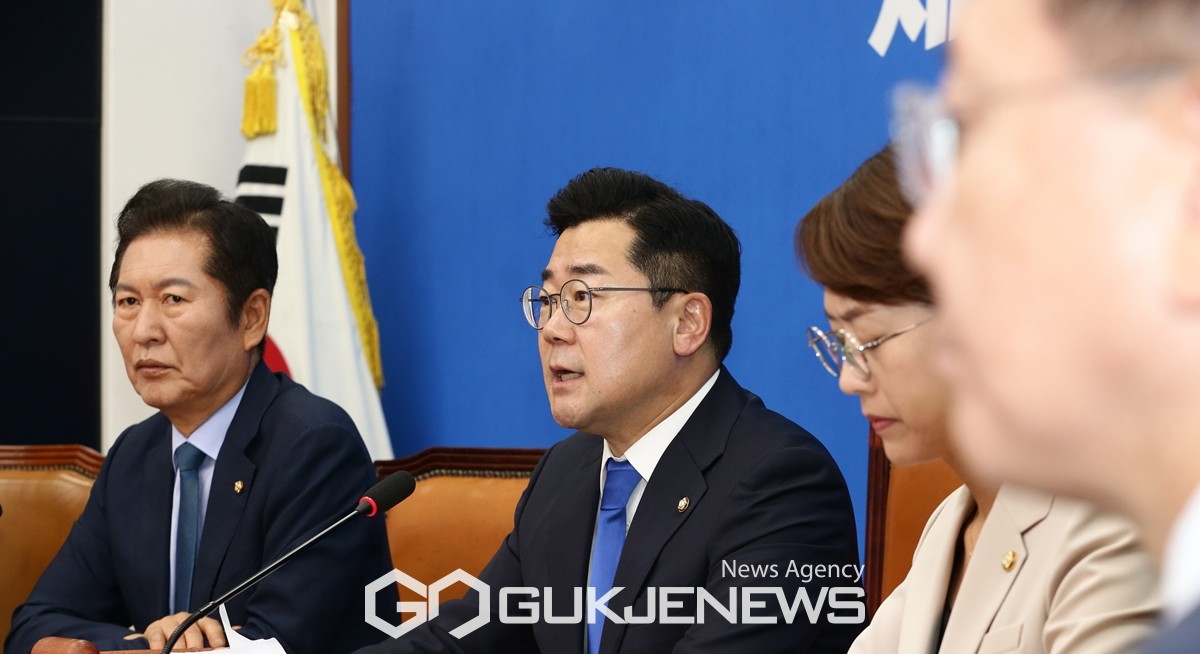 ▲박찬대 더불어민주당 당대표 직무대행 겸 원내대표가 15일 서울 여의도 국회에서 열린 최고위원회의에서 모두발언을 하고 있다. /사진=원명국