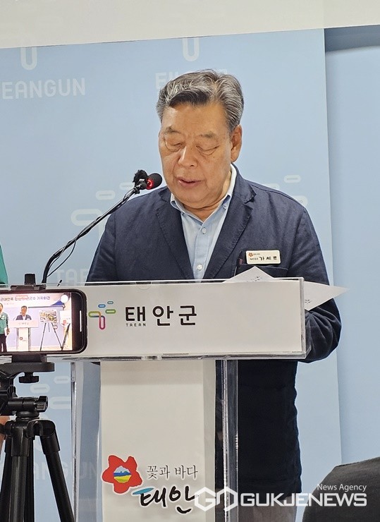가세로 충남 태안군수가 국가등록유산인 ‘태안 동문리 근대한옥’과 관련, '군수가 문화재를 훼손하고 외면하고 있다'는 태안군의회 김진권 의원의 1인 시위 및 보수 설계비 집행 논란에 대해 15일 군청 브리핑실에서 기자회견을 갖고 반박에 나섰다. 사진은 기자회견 중인 가세로 군수. (태안 = 최병민 기자)