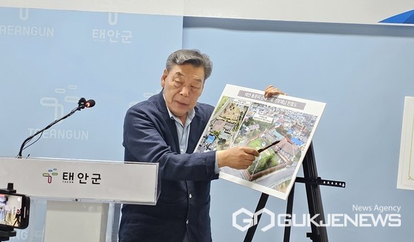 15일 군청 브리핑실에서 기자회견 중인 가세로 충남 태안군수. (태안 = 최병민 기자)