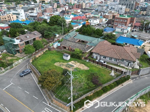 충남 태안군 태안읍 동문리 근대한옥(중앙 두 건물 중 왼쪽 건물) 전경. (사진 = 태안군 제공)