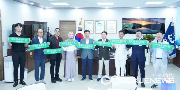 신상진 성남시장(왼쪽서 다섯 번째)과 민병철 선플재단 이사장 등이 외국인 존중(K 리스펙트) 선언식을 하고 있다(사진/성남시)