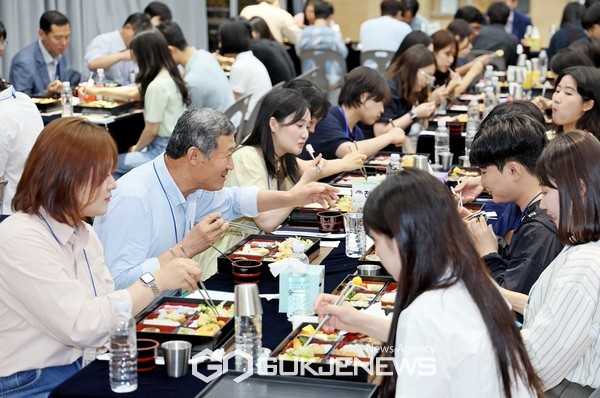 김완근 제주시장이 신규 임용 공무원들과 함께 도시락 오찬 간담회를 열어 새내기 공무원을 응원하고 격려했다.[사진=제주시]