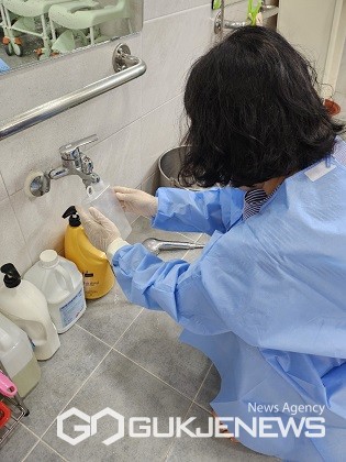 레지오넬라 검사 위한 다중이용시설 물 채취 모습(사진=단양군)