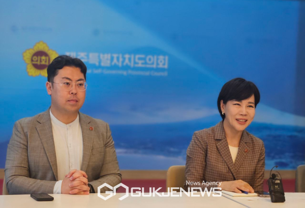 더불어민주당 전당대회 최고위원 후보로 출마한 전현희 의원은 17일 오후 제주도의회 도민카페서 기자간담회를 열고 제주도를 교육의 중심 그리고 의료와 관광이 결합된 힐링의 섬이 되도록 노력하겠다"며 "해외 우수 교육기관을 유치해 제주를 교육의 도시로 만들겠다"고 강조했다.[사진=문서현 기자]