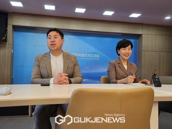 17일 제주를 찾은 전현희 의원은 기자들과 간담회에 앞서 민주당 제주도당, 제주도의회 등을 방문하고, 민주당 제주도 지역위원회 당원·지방의원들과 간담회를 갖으며 본격적인 선거 행보에 나섰다. 제주 4.3 평화공원도 찾아 참배하고 4.3 희생자들을 추모했다.[사진=문서현 기자]