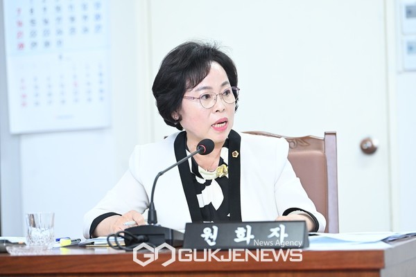 원화자 의원(국민의힘, 비례대표)은 "평화대공원 조성사업은 2005년 정부가 지정한 ‘세계평화의 섬 제주’ 실천 사업에 포함됐지만, 세계평화 상징이 제주평화 상징으로 축소되면서 국립평화대공원이 아닌, 제주도비로 조성해야 하는 상황이 됐다”고 지적하면서 “평화대공원 조성사업에 국비확보 방안 마련”을 주문했다.[사진=제주도의회]