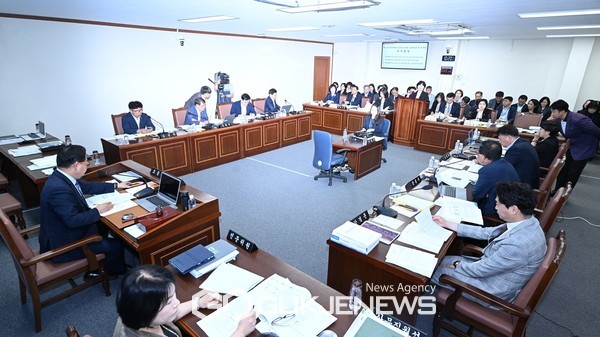 제주도의회가 제2부교육감인 정무부교육감 신설을 내용으로 한 제주도교육청의 조직개편안에 대해 결론을 내리지 못하고 내일(18일)로 연기했다.[사진=제주도의회]