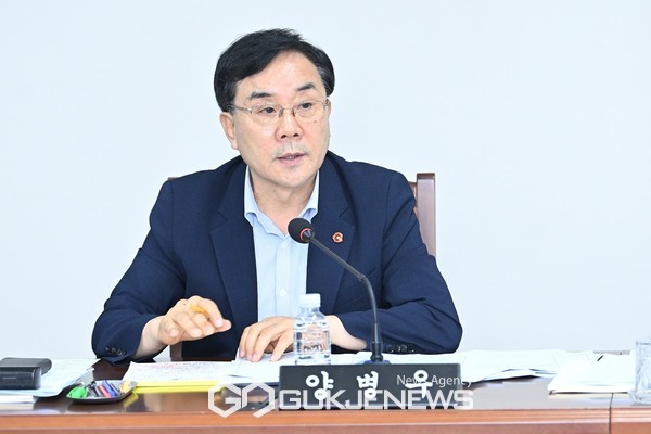 양병우 의원(더불어민주당, 대정읍)은 "입법예고 기간 이의신청이 모두 부결됐던데 미반영 된 것은 논란의 소지가 충분하다"고 꼬집었다.[사진=제주도의회]