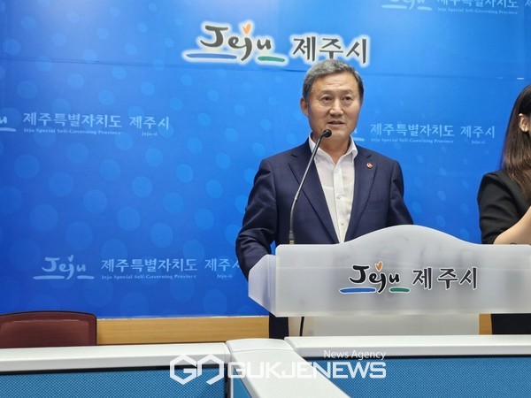 19일 오전 9시50분 김완근 제주시장은 제주시청 기자실에서 브리핑을 열고 제주시는 도시공원(오등봉) 민간특례사업에 공동사업자인 오등봉아트파크(주) 총사업비 및 공원시설 사업기간에 대한 오랜 줄다리기 끝에 협상을 완료했다고 밝혔다.[사진=문서현 기자]