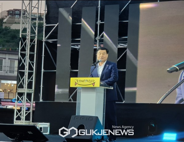 사진=19일 묵호 도째비 페스타 축제 개막식에서 축사중인 동해시 심규언시장/고정화 기자