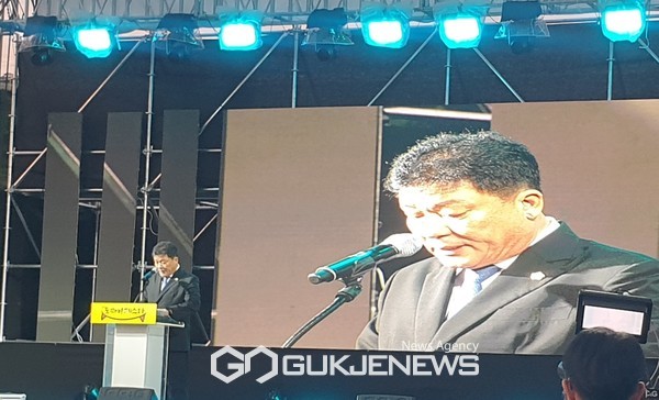 사진= 3회를 맞는 "동해 도째비페스타"개막식에서 축사진행하는 동해시의회 이동우의장/고정화기자