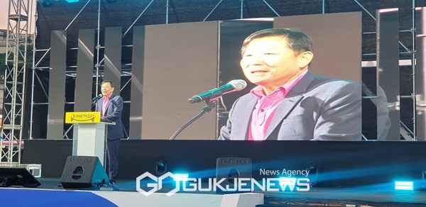 사진=19일 저녁 7시 30분 올해로 3회를 맞는 는 도째비페스타 축제에서 축사를 진행하는 이철규 의원/고정화 기자