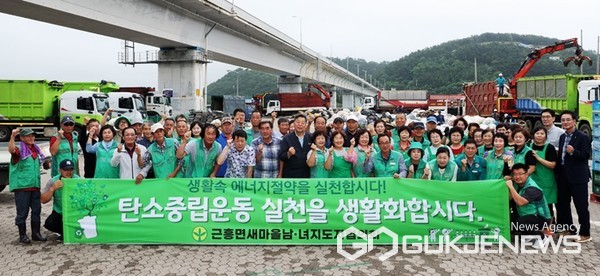지난 17일 충남 태안군 근흥면 신진대교 인근에서 진행된 숨은자원 찾기 행사 모습. (사진 = 태안군 제공)