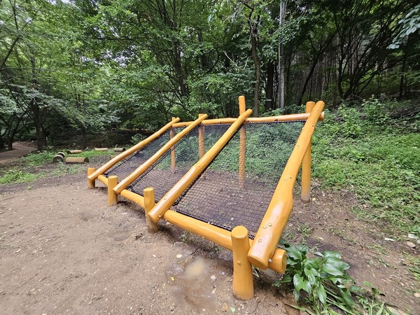 우면산 무장애숲길 벚꽃 놀이터_그물 침대 (서초구 제공)