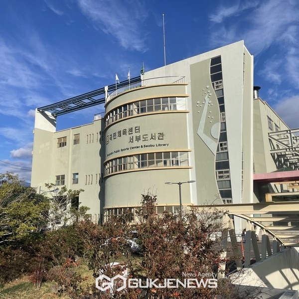 서귀포시 서부도서관은  지난 6월부터 9월까지 독서에 어려움이 있는 시각장애인들을 위해 독서지도 전문강사가 책 읽기 프로그램을 진행 중에 있다.[사진=서귀포 서부도서관]