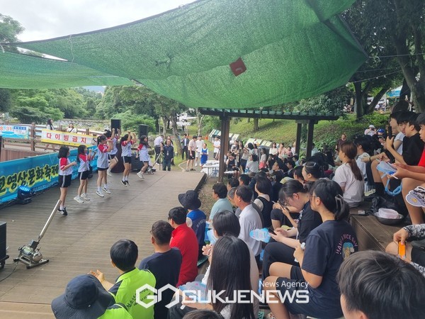 제16회 솜반천 청소년 영상문화축제가 지난 20일과 21일 양일간 솜반천 일원에서 청소년과 시민, 관광객 등 300여 명이 참여해 성황을 이뤘다.[사진=서홍동사무소]