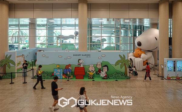 제주국제공항에 제주의 대표적인 관광지인 ‘스누피가든’이 여름 휴가 성수기를 맞아  팝업 스토어를 오픈했다.[사진= 에스앤가든]
