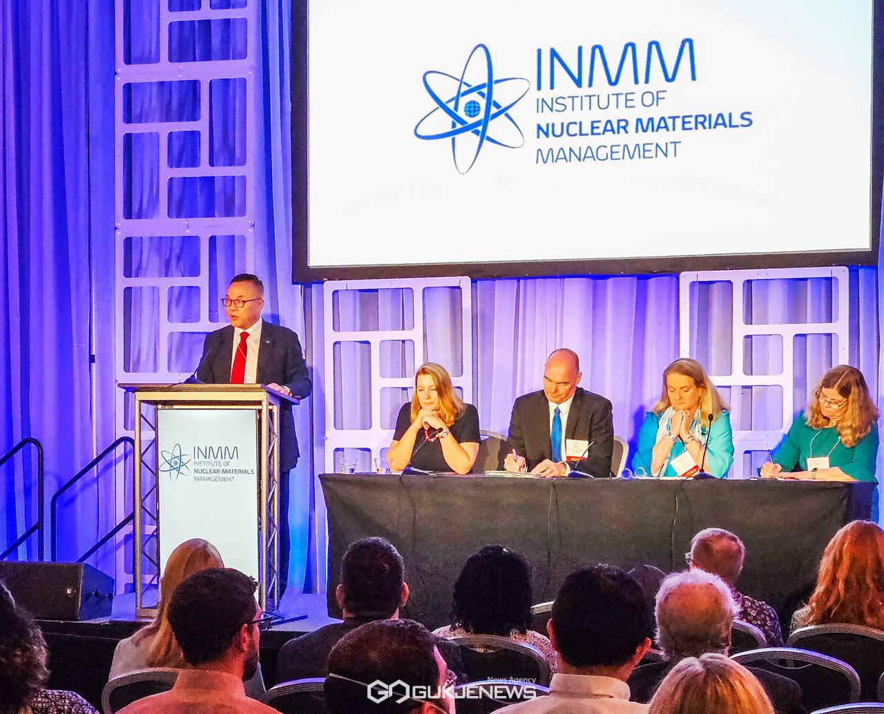 (제공=한수원) 국제핵물질관리학회 정기총회 개막식, 기조연설 하는 황주호 사장