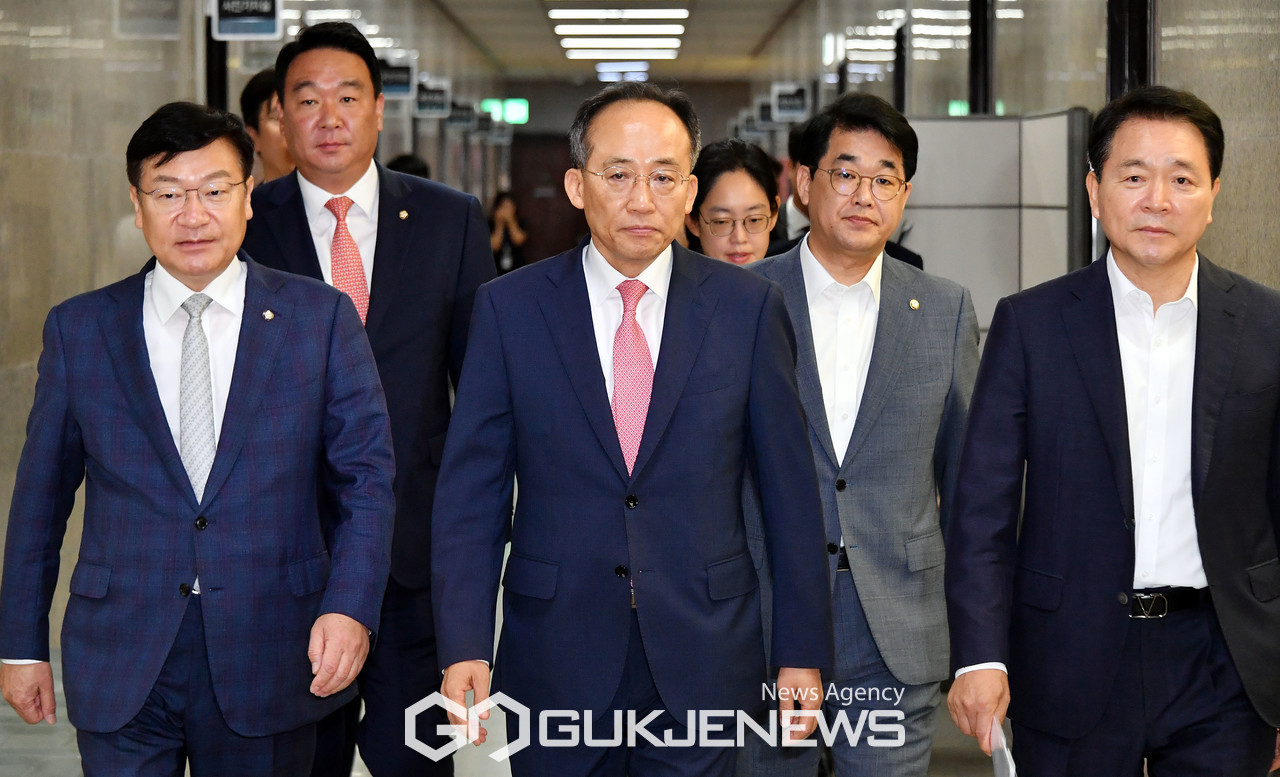 ▲추경호 국민의힘 원내대표등 지도부가 23일 오전 서울 여의도 국회에서 열린 원내대책회의에 참석하고 있다./사진=이용우기자