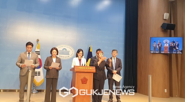 사진= 24일 오전10시 국회 소통관에서 더불어민주당 국회 여성가족위원 일동 '여성가족부 장관 임명 촉구' 기자회견/고정화 기자