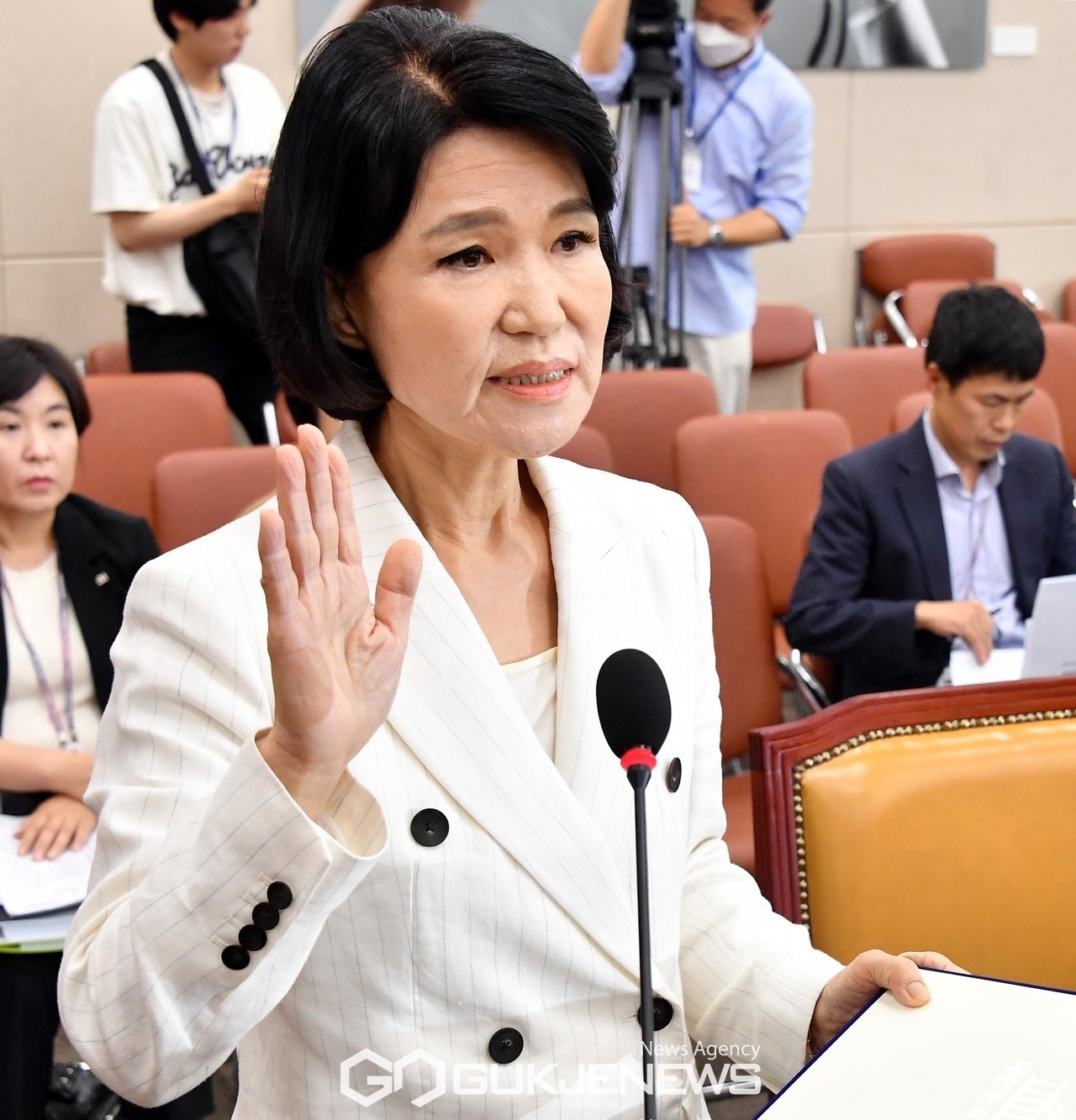 ▲이진숙 방송통신위원장 후보자가 24일 서울 여의도 국회에서 열린 제2차 과학기술정보방송통신위원회 인사청문회에서 선서를 하고있다./사진=이용우기자