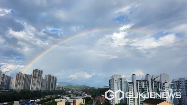 (사진=여정수 기자) 비온 둬 무지개가 생긴 전주시 하늘