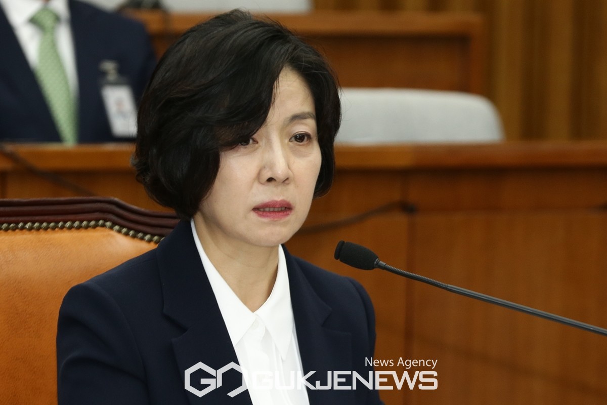 ▲이숙연 대법관 후보자가 25일 서울 여의도 국회에서 열린 국회 인사청문특별위원회 인사청문회에서 질의에 답변하고 있다. /사진=원명국 기자