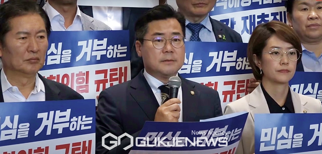 ▲박찬대 더불어민주당 대표 직무대행은 25일 오후 국회 본청 로텐더홀에서 열린 야6당 순직 해병 특검법 부결 규탄대회에서 규탄사를 발표하고 있다./사진=원명국 기자