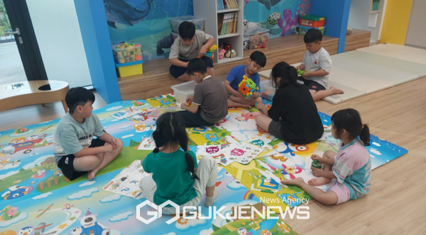 서귀포시는 여름방학 돌봄 공백 해소를 위해 다함께 돌봄센터 4개소를 중심으로 초등 돌봄 서비스를 지원한다. 다함께돌봄센터는 돌봄이 필요한 6세∼12세의 초등학생에게 방과후 돌봄 서비스를 제공하는 곳으로 소득에 관계없이 이용할 수 있다.[사진=서귀포시청]