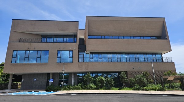 26일 오전 표선 지역주민들의 오랜 숙원사업이었던 표선면 문화체육복합센터가 개관식을 갖고 내달 1일부터 일반 시민들을 대상으로 시범 운영에 들어간다.[사진=서귀포시청]