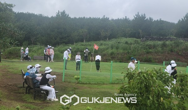 서귀포시 남원읍 수망리에 조성된 남원 파크골프장이 도내 중·장년 파크골퍼들에게 각광을 받으면서 핫플레이스로 자리매김하고 있다.[사진=서귀포시청]