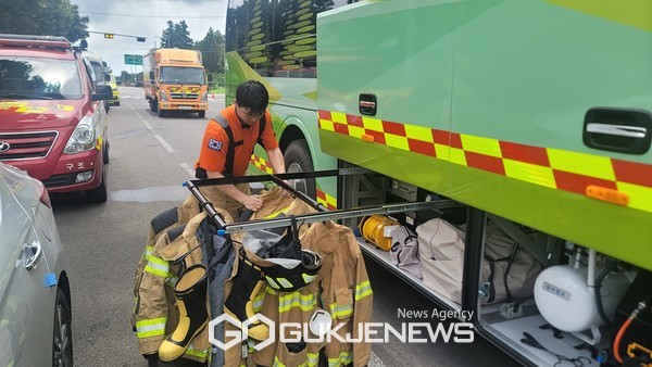 제주소방안전본부는 지난 6월 제주에 최초 도입된 119회복지원차량이 지난 24일 서귀포시 토평동 공업단지 화재현장에 투입돼 첫 임무를 개시한 결과  14시간가량 이어진 장시간의 현장 활동을 수행하는 소방관들에게 쾌적한 휴식공간을 제공하고, 유해물질에 노출되기 쉬운 현장에서 대원들의 건강을 보호했다.[사진=제주도 소방안전본부]