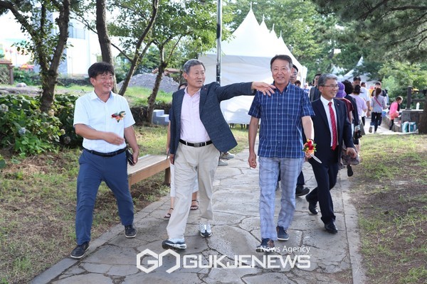 김완근 제주시장은 지난 27일 외도동 월대천 일원에서 열린 제9회 월대천 축제에 참석해 관계자를 격려하고, 주민들과 소통의 시간을 가졌다.[사진=제주시청]