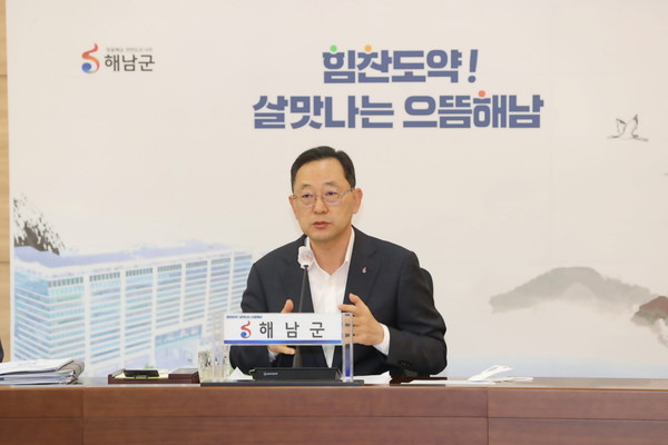 명현관 해남군수는 29일 열린 소통회의에서 "본격적인 폭염이 기승을 부리고 있다"며 "농·축·수산업 등 피해를 최소화하고 어르신 일자리와 공공근로 사업장에서도 인명사고가 발생하지 않도록 정밀하고 신속하게 점검해야 한다"고 강조했다. ⓒ 해남군