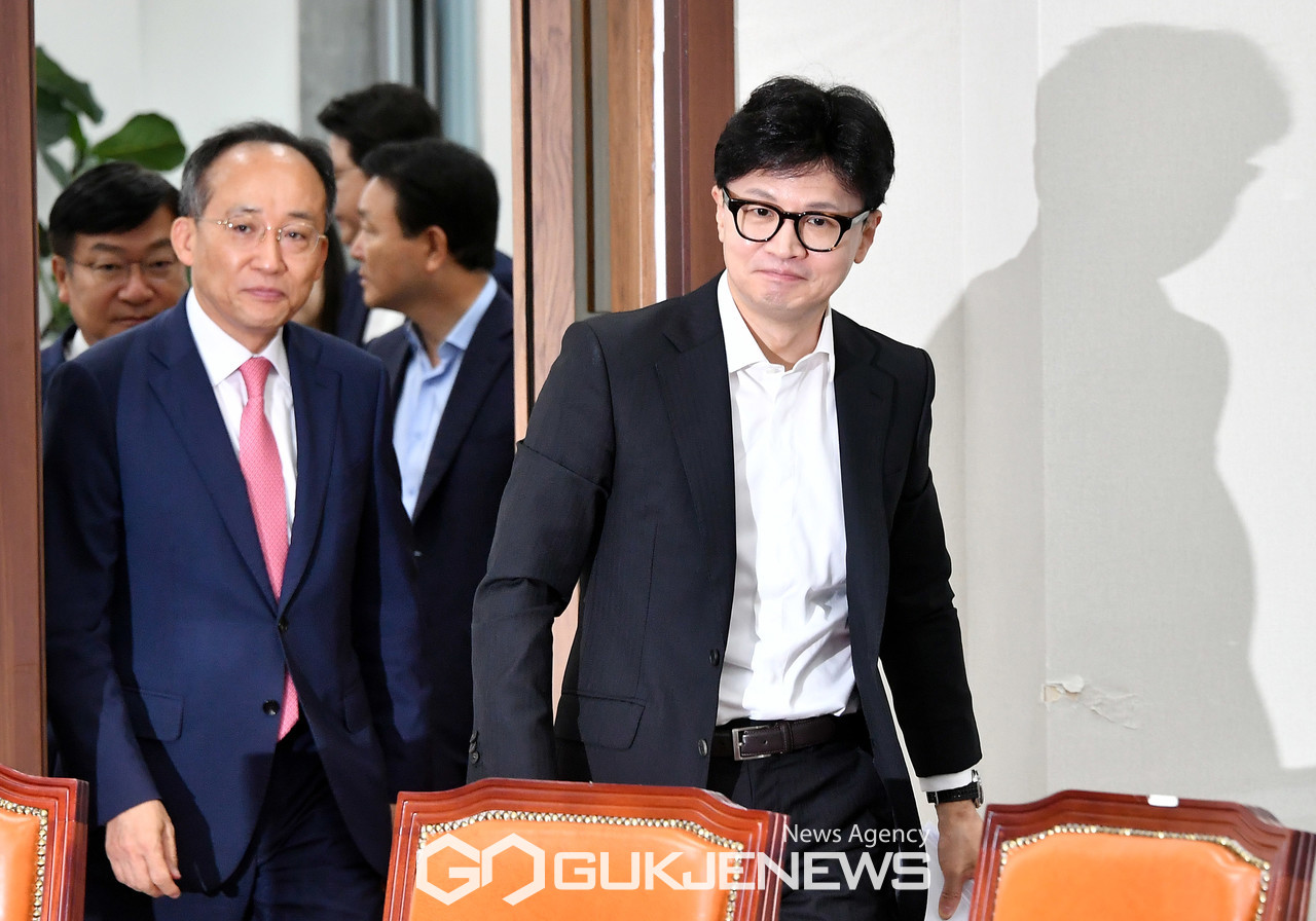 ▲한동훈 국민의힘 당대표와 추경호 원내대표가 29일 오전 서울 여의도 국회에서 열린 최고위원회의에 참석하고 있다./사진=이용우기자