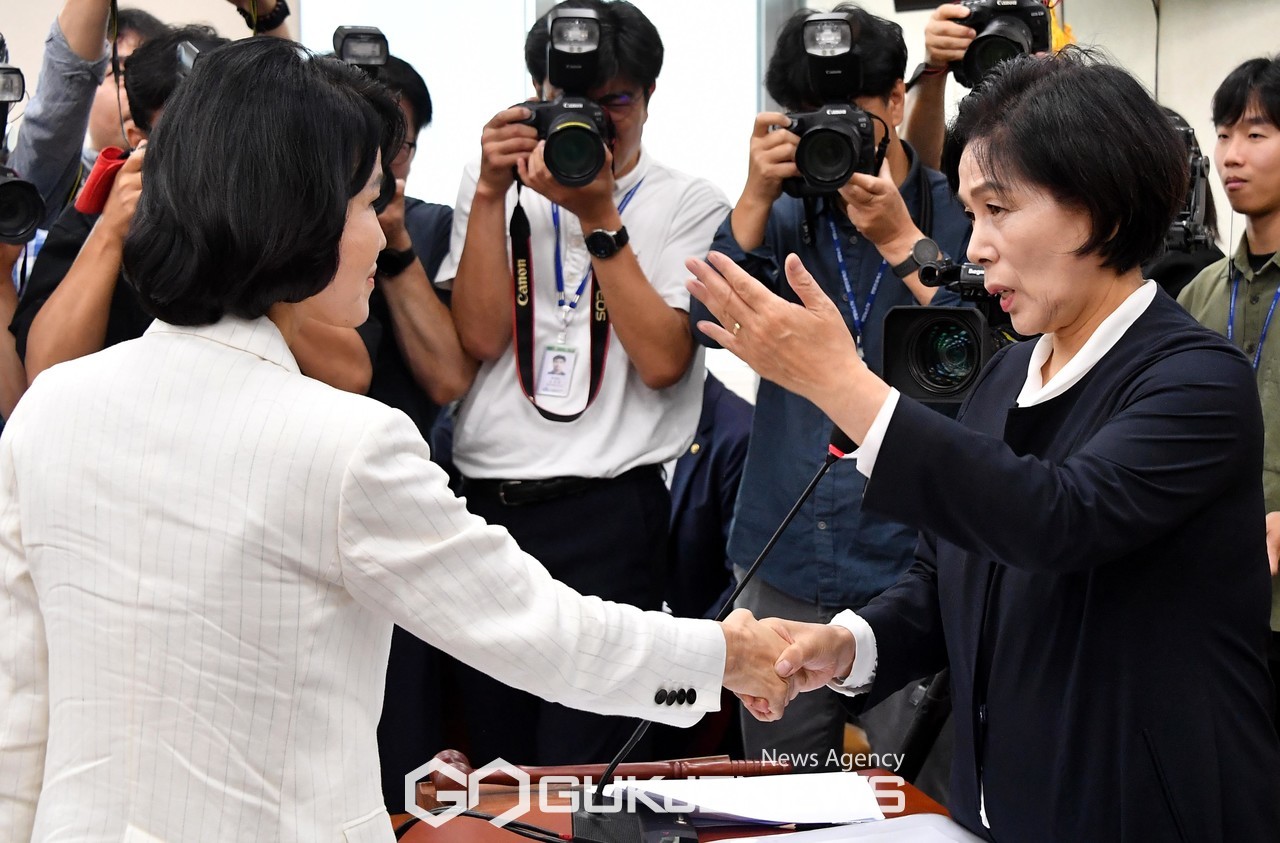 ▲지난 24일 최민희 국회 과학기술정보방송통신위원회 위원장이 과학기술정보방송통신위원회 인사청문회에서 인사 안하고 자리로 이동하는 이진숙 방송통신위원회 위원장 후보자를 다시 불러세워 대화를 하고 있는 모습./국제뉴스DB