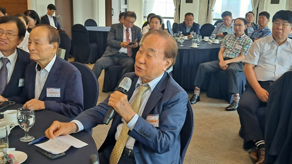   (사진제공=미래경제문화포럼) 강석진 CEO 컨설팅그룹 회장이 질의를 하고 있다.