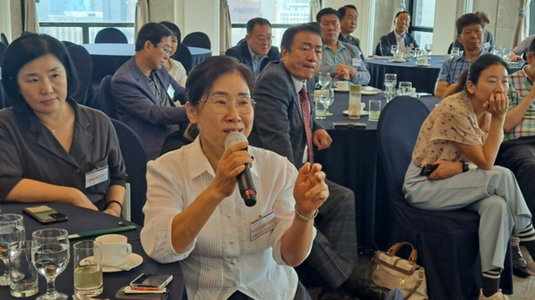 (사진제공=미래경제문화포럼) 도영미 강원대 교수가 질의를 하고 있다.