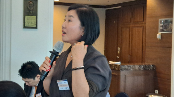 (사진제공=미래경제문화포럼) 이희영 세계한민족회의(KIC) 사무총장이 질의를 하고 있다.