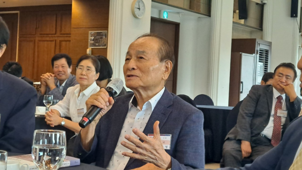  (사진제공=미래경제문화포럼) 오명 전 부총리(국가원로자문회의 상임의장)이 질의를 하고 있다.