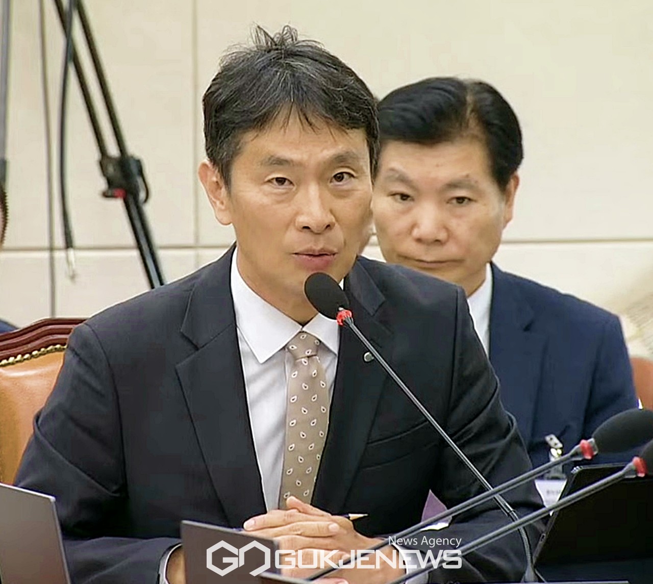 ▲이복현 금융감독원장은 30일 오후 국회 정무위원회 위메프와 티몬 판매대금 정산과 환불 지연 사태 긴급현안질의에서 큐텐 자금추적 여부를 밝히고 있다./사진=원명국 기자