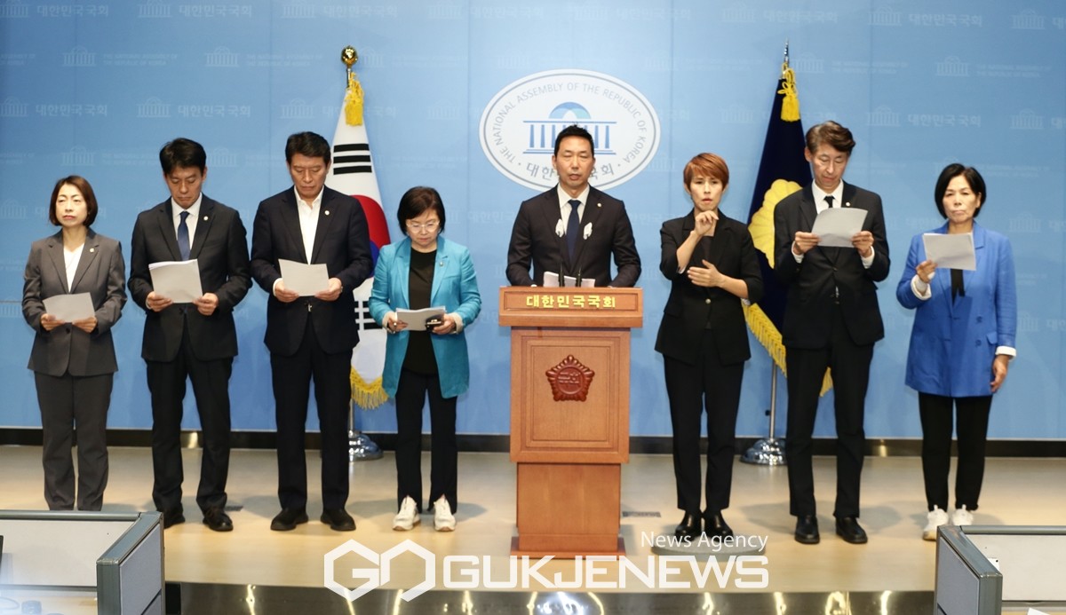 ▲31일 서울 여의도 국회 소통관에서 국회 과학기술 정보통신위원회 소속 야당 의원들이 이진숙 방송통신위원회 위원장 임명 관련 기자회견을 하고 있다. /사진=원명국 기자