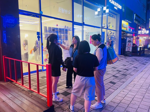 의정부시일시청소년쉼터, “찾아가는 청소년 거리안전교육 및 상담” 실시.(사진제공.의정부시 일시 청소년쉼터)