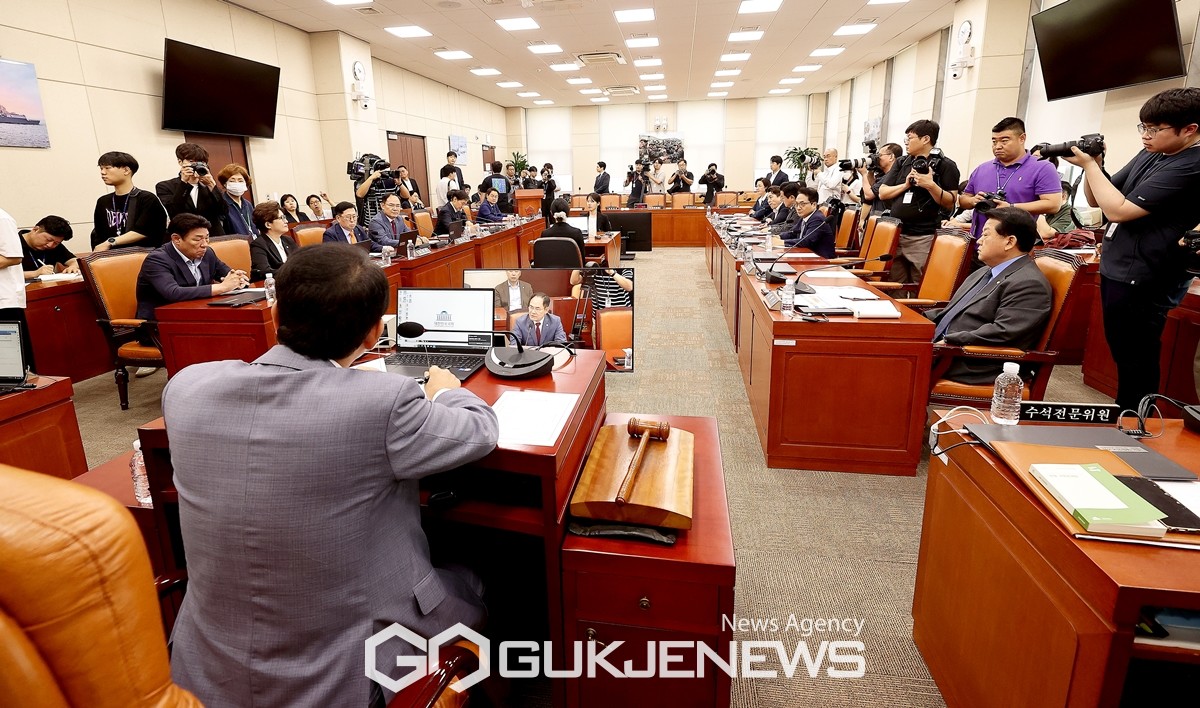 ▲성일종 국방위원장이 1일 서울 여의도 국회에서 열린 국방위원회 첫 전체회의에서 의사봉을 두드리고 있다.이날 전체회의는 야당 요구로 소집, 정부 측에 출석요구서가 전달되지 않아 신원식 국방부 장관 등이 불출석해 업무보고는 진행되지 못했다. /사진=원명국 기자