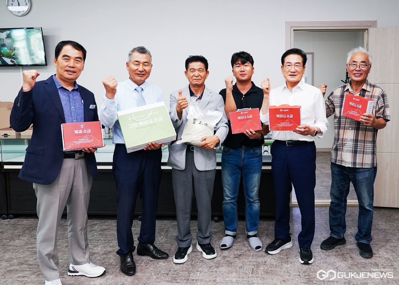 (제공=영천시) 청년창업가 사업장을 방문, 임직원을 격려하고 특색있는 상품 개발의 중요성을 강조하는 최기문 영천시장