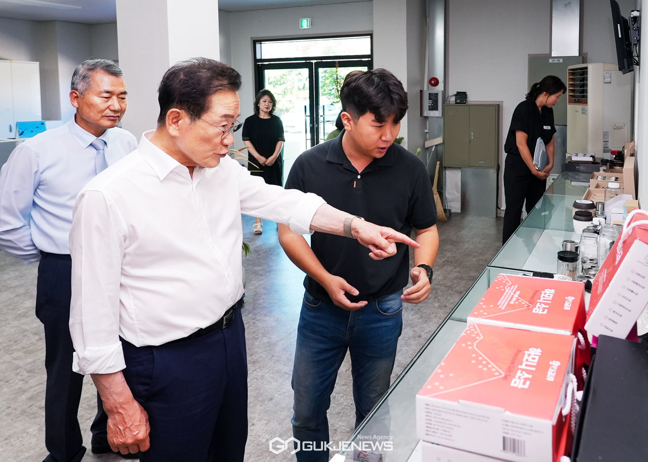 ​(제공=영천시) 청년창업가 사업장을 방문, 임직원을 격려하고 특색있는 상품 개발의 중요성을 강조하는 최기문 영천시장​